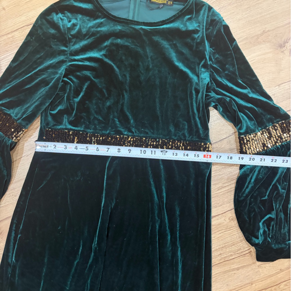 Elegant Green Velvet modest long sleeve Dress with Gold Accents small tear - Picture 6 of 7
